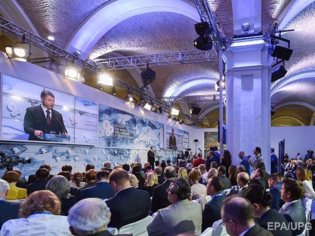 Порошенко призвал не применять относительно боевых действий на Донбассе термин "гражданская война"