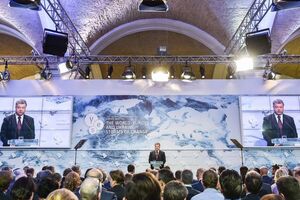 Порошенко считает уместным переход на "годовые" санкции