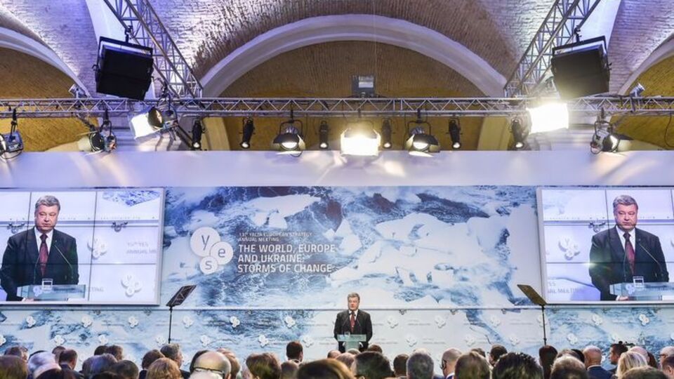 Порошенко считает уместным переход на "годовые" санкции