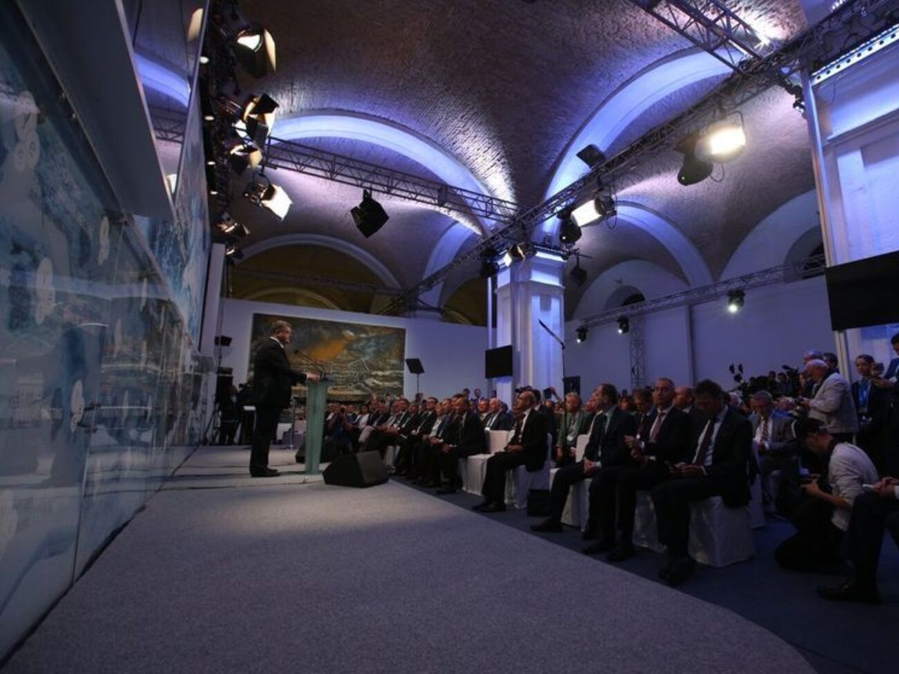 Порошенко призвал применить все возможные правовые механизмы для прекращения агрессии РФ