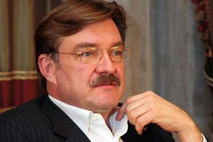 Евгений Киселев: Скажу не политкорректную вещь: я бы не противопоставлял ментальность российского и украинского избирателя. Под Киевом точно такие шестиметровые заборы, дворцы и поместья