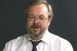 По словам Ермолаева, в стране сейчас нет ни развитого медиапространства, ни национально-культурного канала, ни современной электронной библиотеки