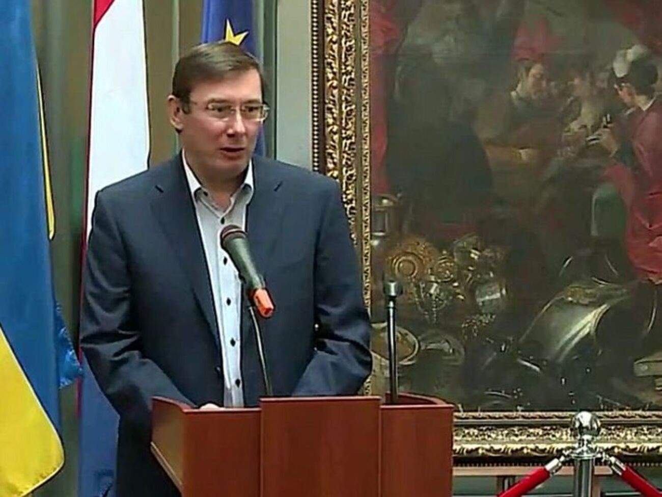 Картины передали голландским диломатам