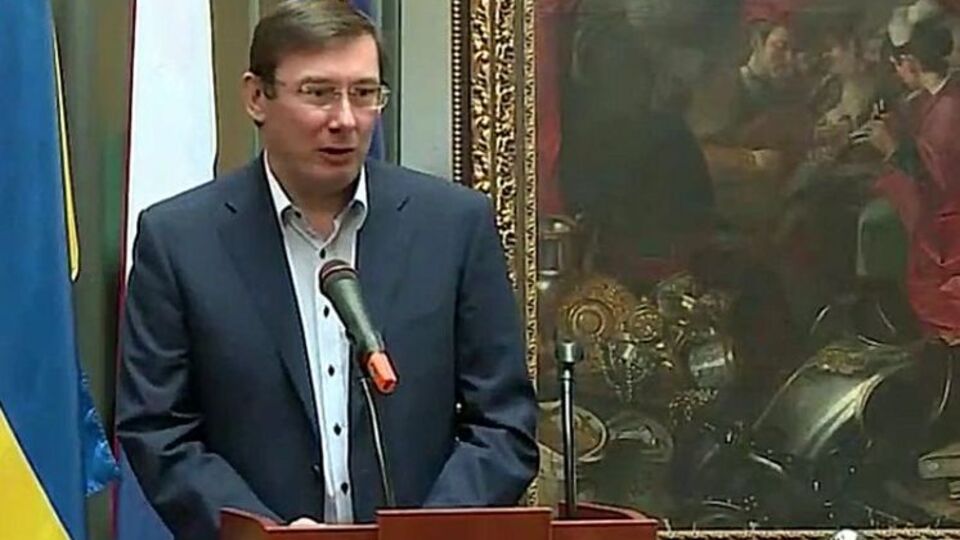Картины передали голландским диломатам