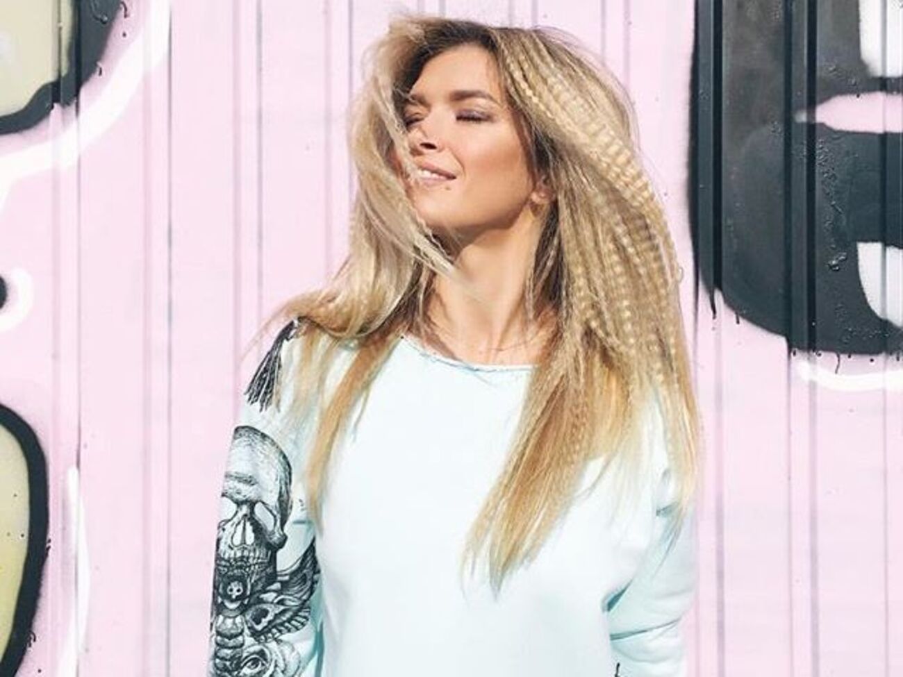 Брежнева с апельсином снялась для глянцевого журнала