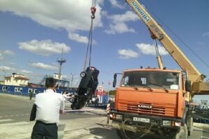 В Крыму с парома в море упал автомобиль