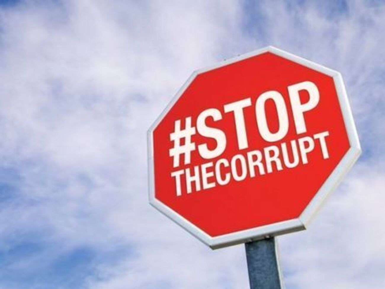 Пока в Украине слабая судебная система и распространена коррупция, инвестиции в страну "не потекут", отметил Угас