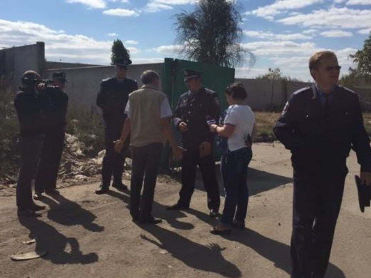 Возмущенные жители Синельниково дежурят на полигоне и перед горсоветом, отмечается на сайте