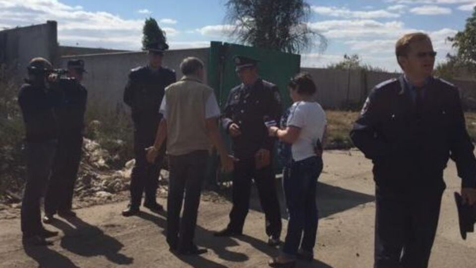 Возмущенные жители Синельниково дежурят на полигоне и перед горсоветом, отмечается на сайте
