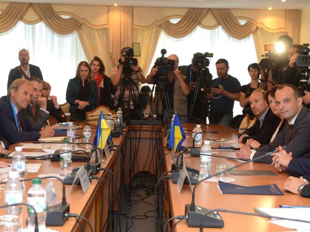 Заседание парламентского комитета по противодействию коррупции с участием еврочиновников