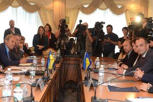 Заседание парламентского комитета по противодействию коррупции с участием еврочиновников