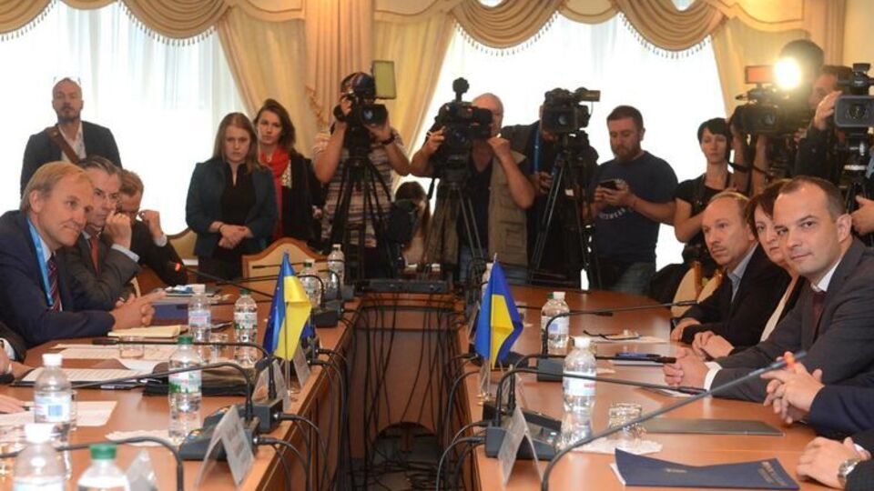 Заседание парламентского комитета по противодействию коррупции с участием еврочиновников