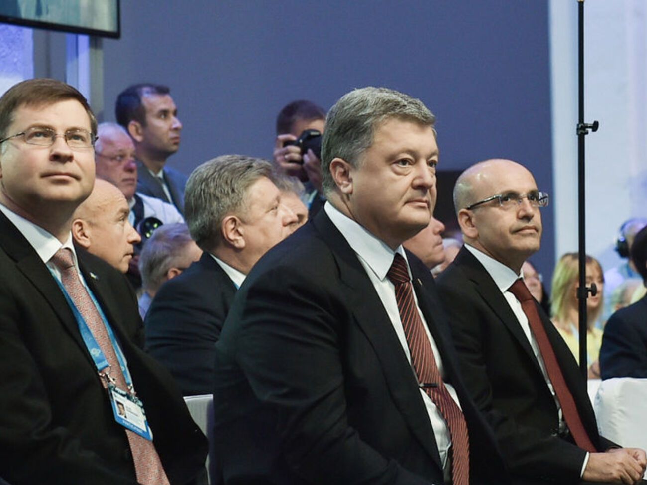 Порошенко поручил Турчинову доработать санкционный список