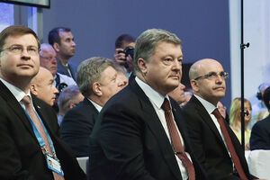 Порошенко поручил Турчинову доработать санкционный список
