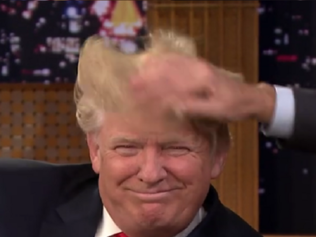 Фэллон растрепал волосы Трампу