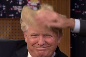 Фэллон растрепал волосы Трампу