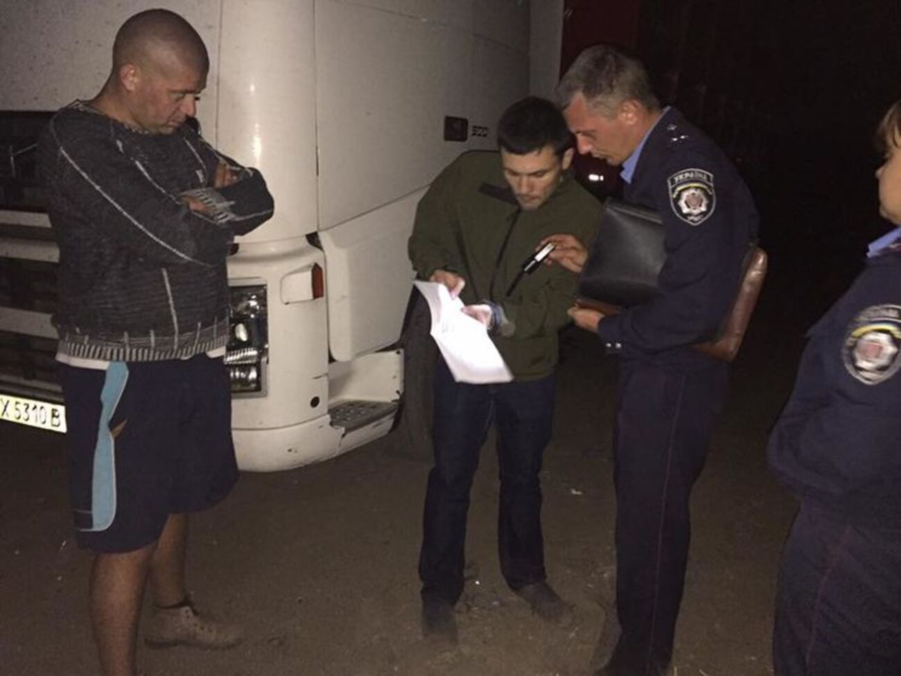 Полиция не открывала производств против активистов, испортивших шины львовским мусоровозам