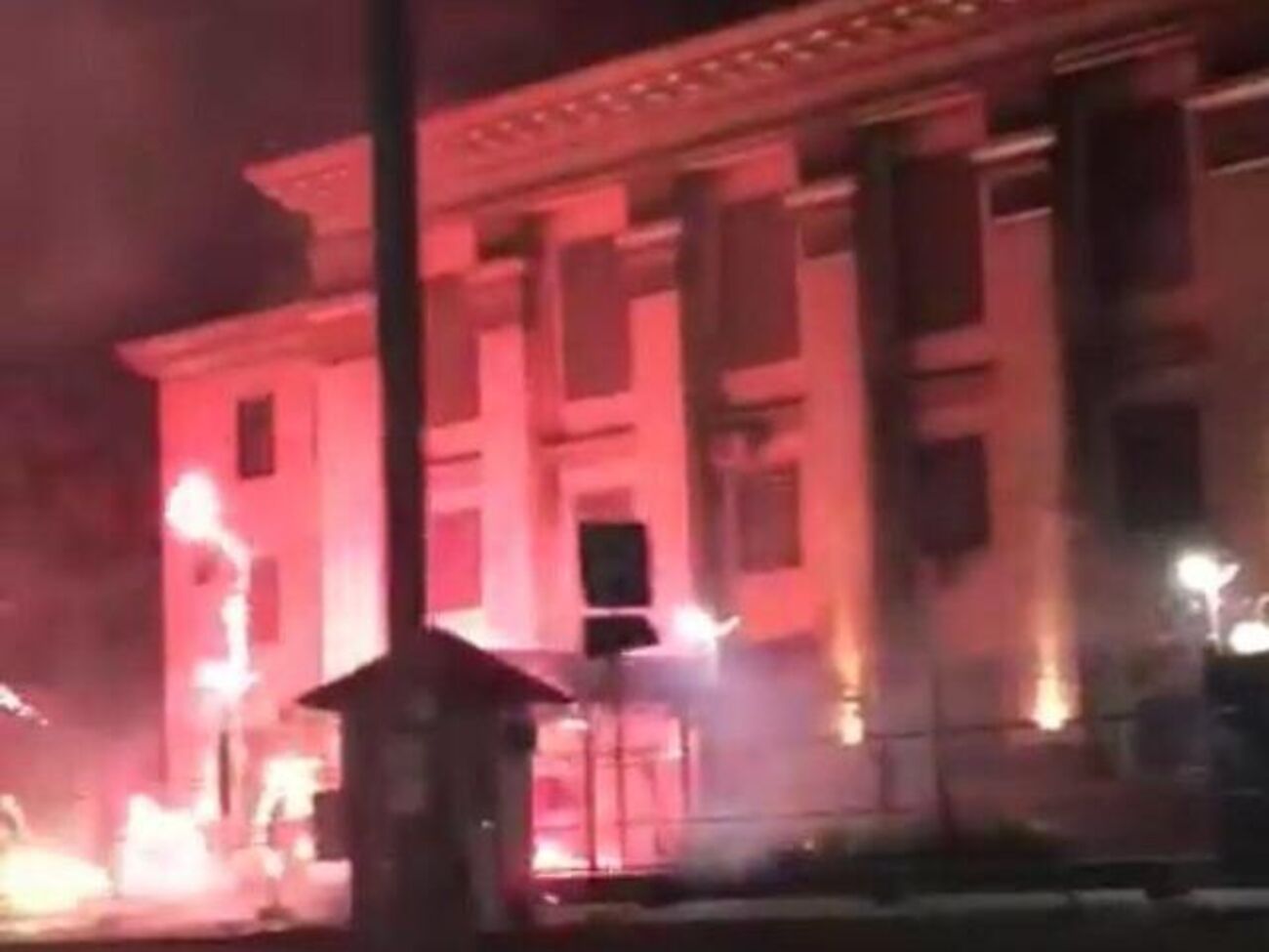 В Киеве неизвестные атаковали российское посольство