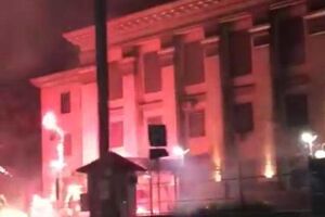 В Киеве неизвестные атаковали российское посольство