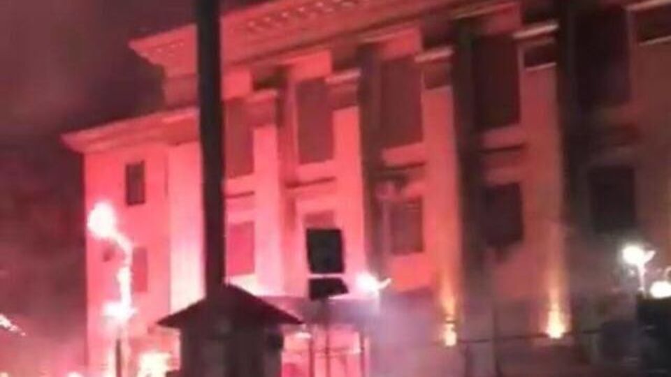 В Киеве неизвестные атаковали российское посольство
