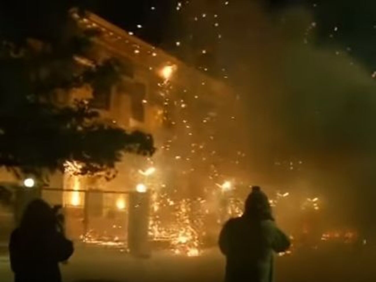 В Киеве неизвестные атаковали российское посольство