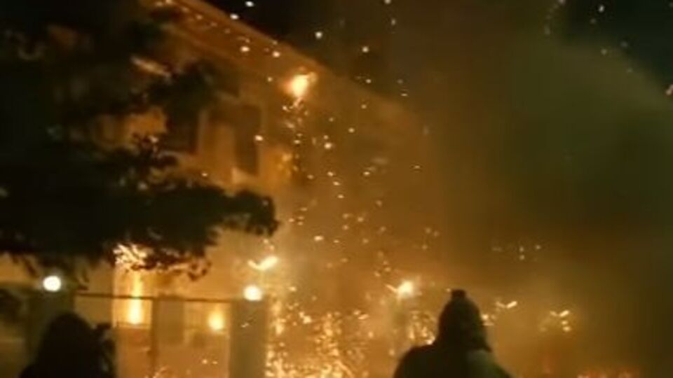 В Киеве неизвестные атаковали российское посольство