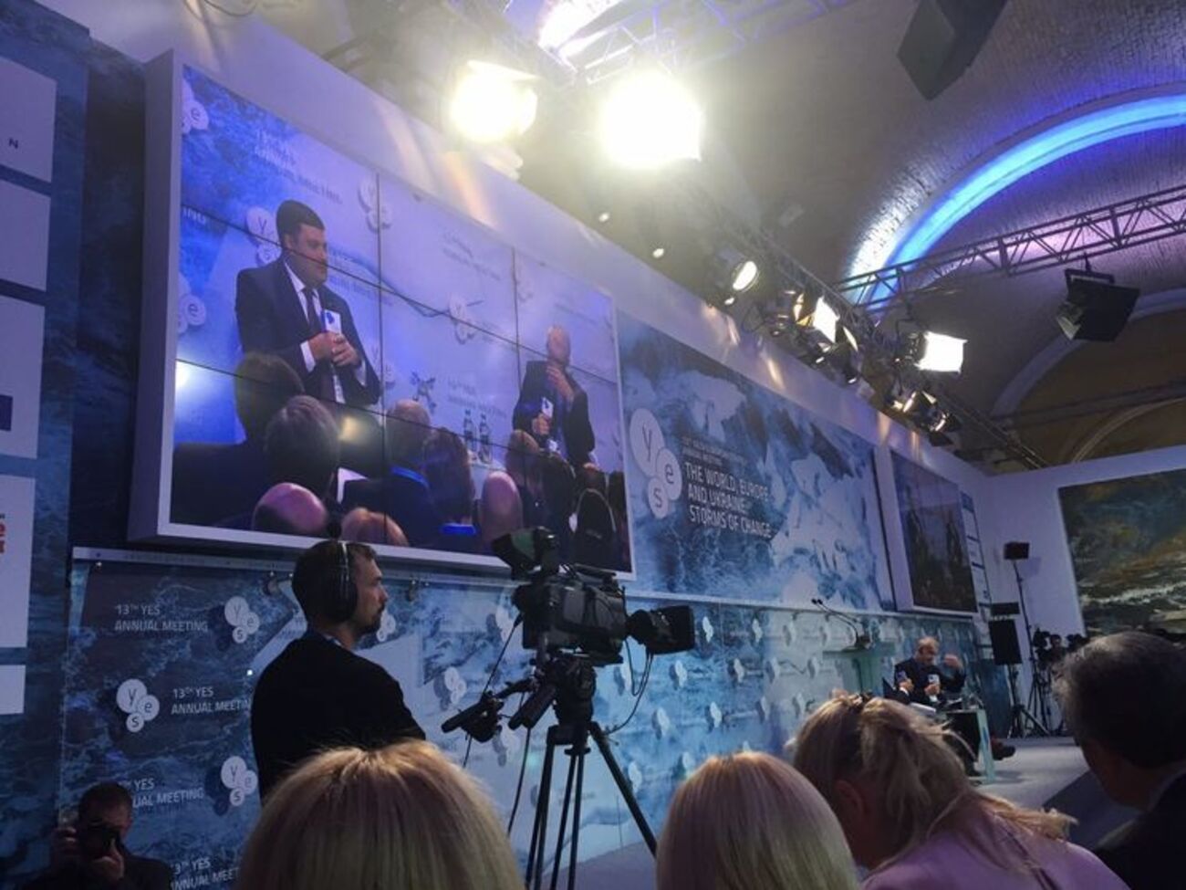 Гройсман отвечал на вопросы участников форума YES в Киеве