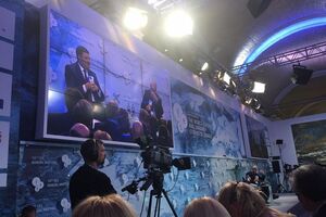 Гройсман отвечал на вопросы участников форума YES в Киеве