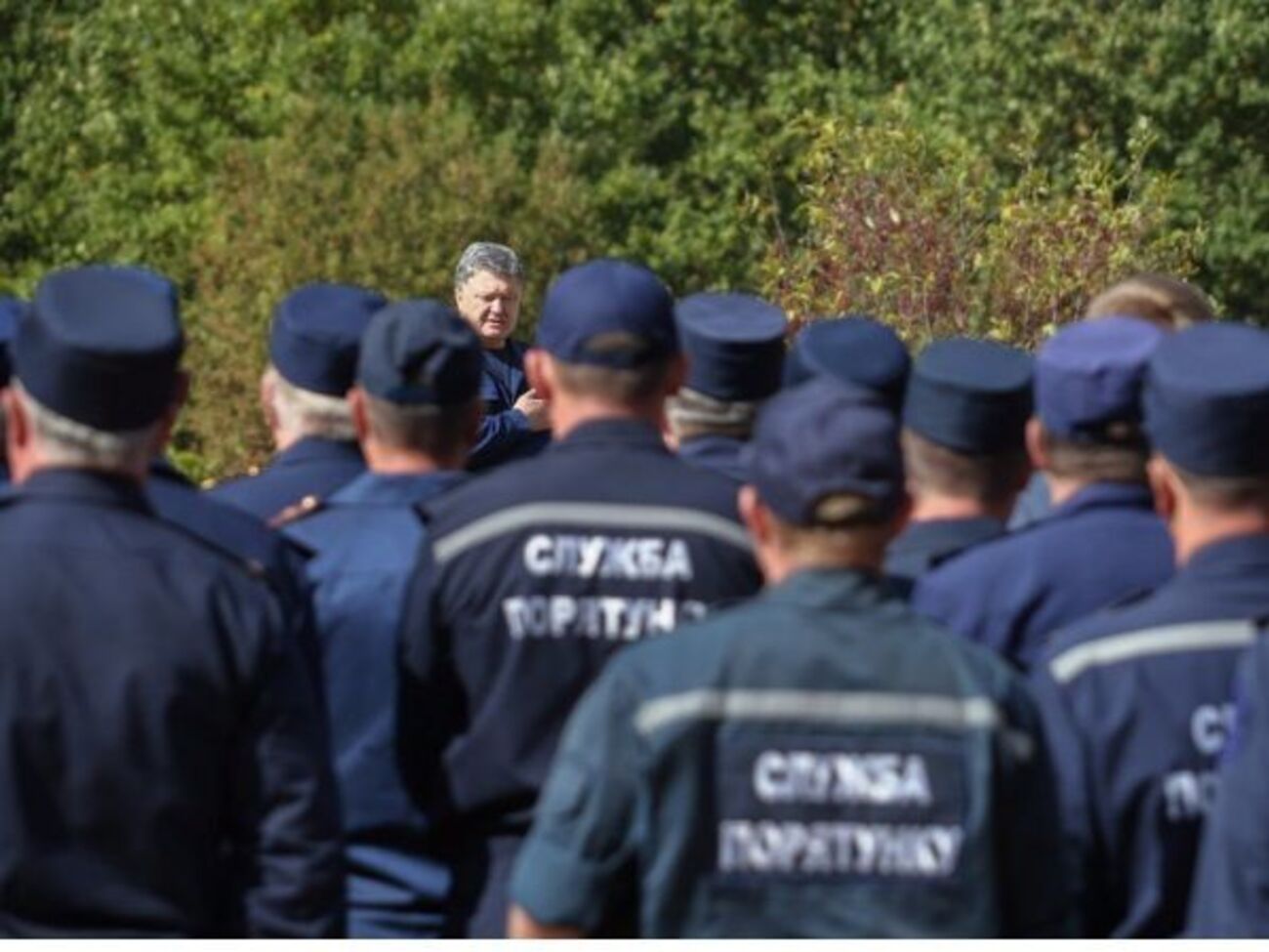 Петр Порошенко подписал указ о новой символике спасателей в честь их профессионального праздника