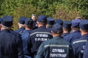 Петр Порошенко подписал указ о новой символике спасателей в честь их профессионального праздника