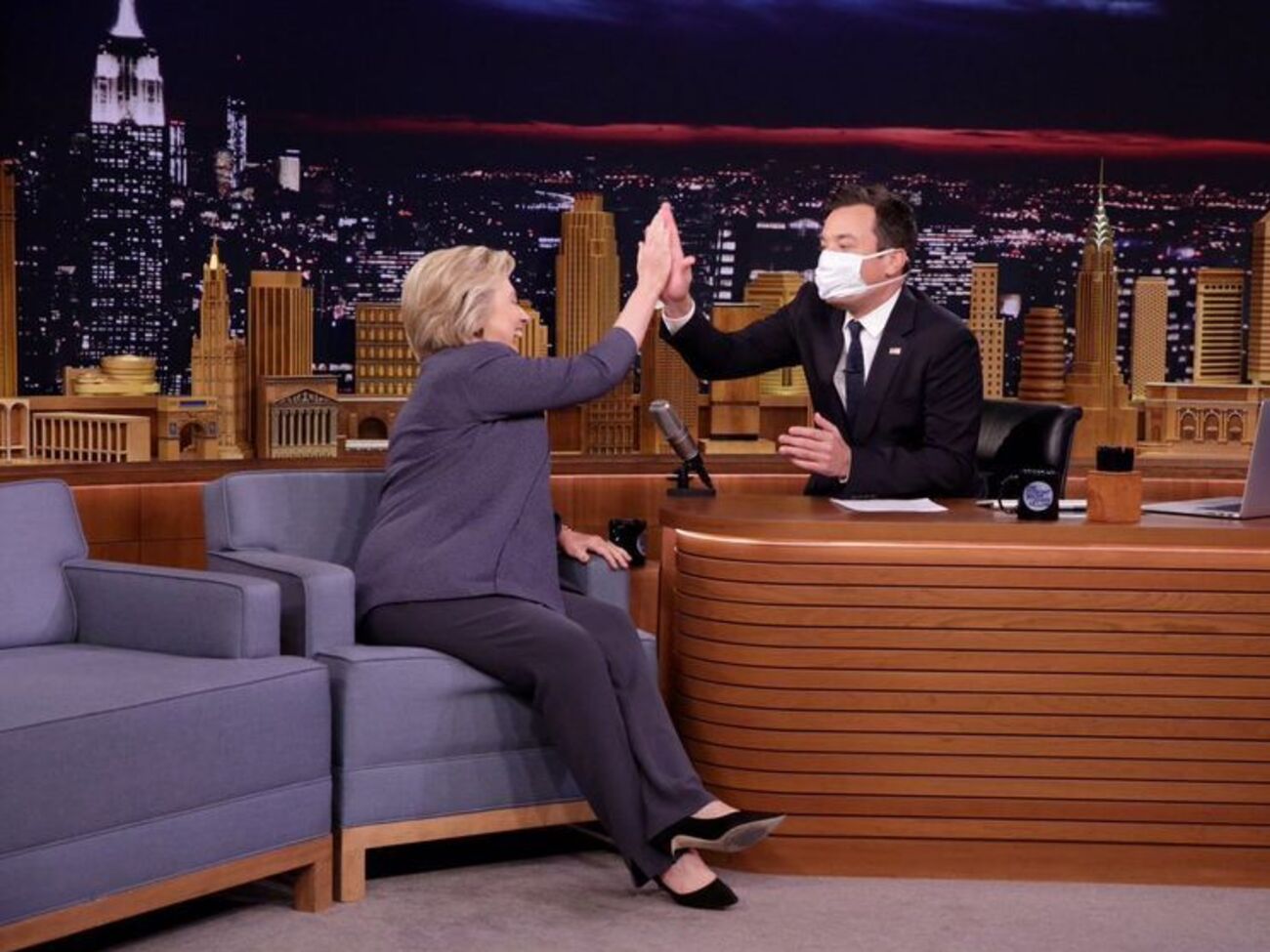 Болезнь Клинтон стала объектом шуток