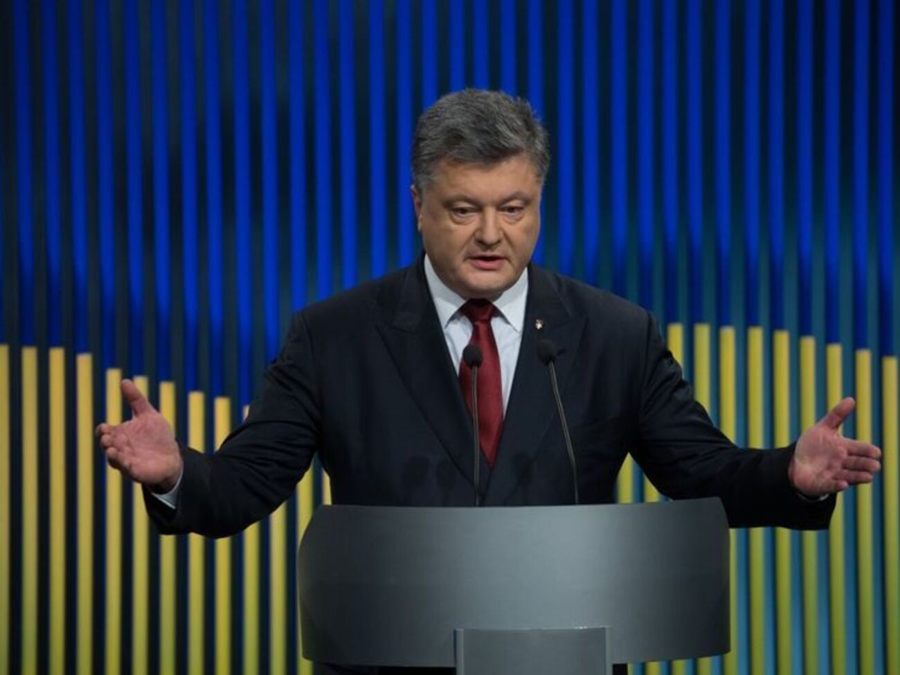 Порошенко: Украина своих не бросает