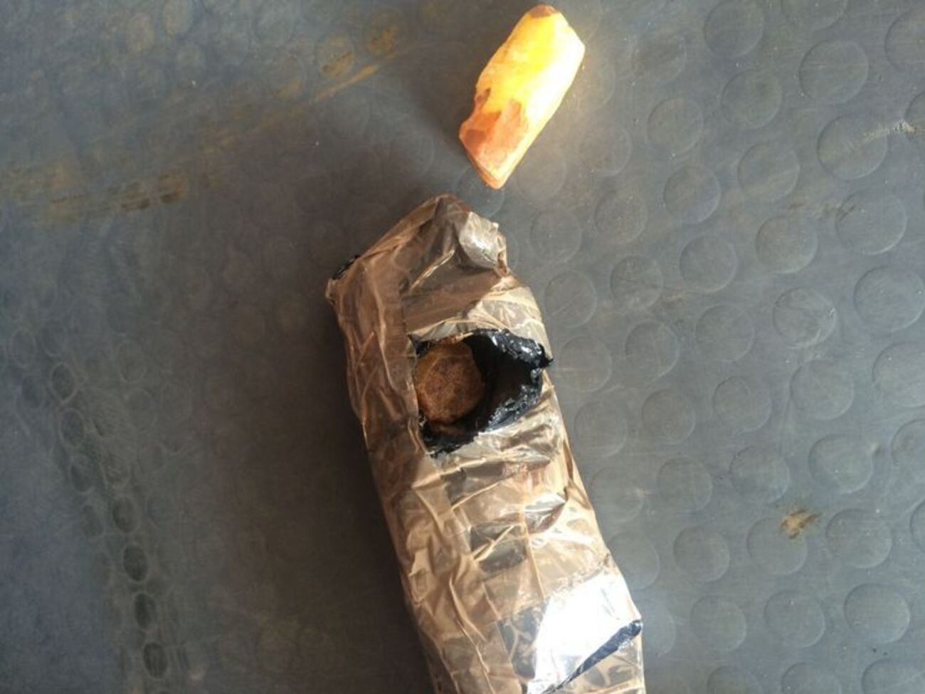 Пограничники нашли пакеты с янтарем под декоративной обшивкой "мерседеса"