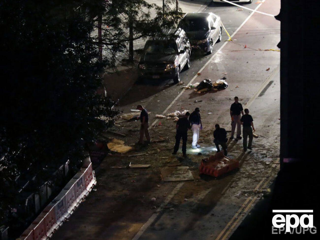 Эксперты продолжают исследовать место происшествия