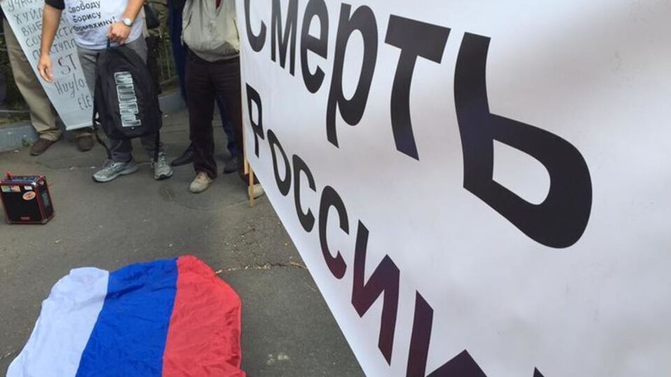 Под посольством РФ в Киеве произошли столкновения