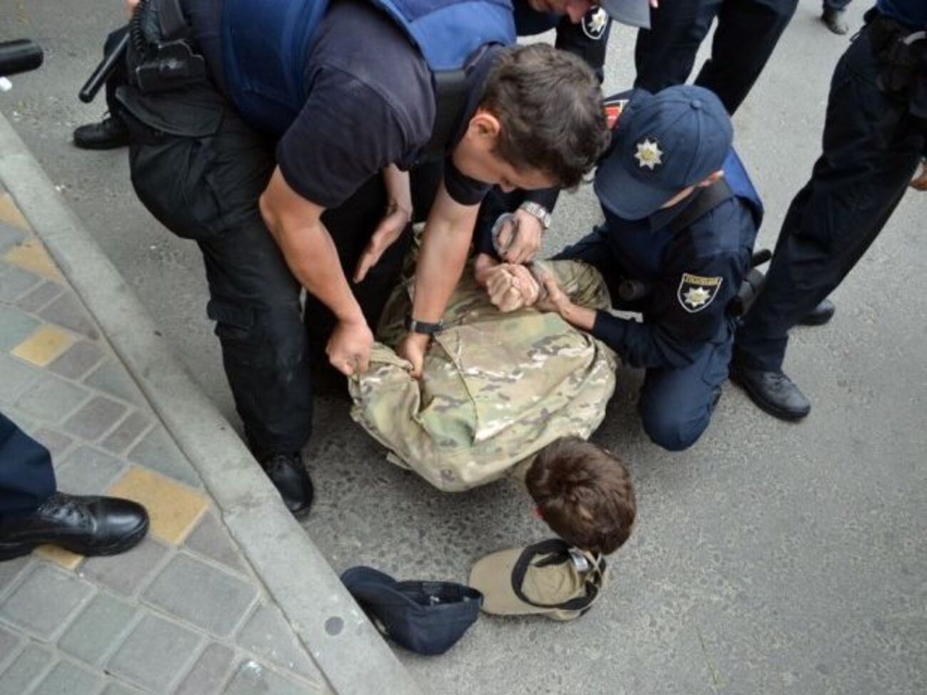 В Одессе у консульства РФ произошли стычки активистов "Правого сектора" с полицией