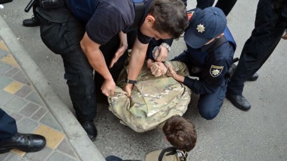 В Одессе у консульства РФ произошли стычки активистов "Правого сектора" с полицией