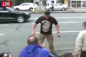 Мужчину избили под стенами посольства РФ в Киеве