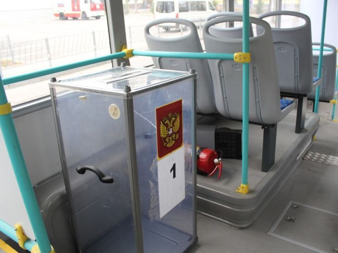 Симферопольские автобусы с урнами для голосования