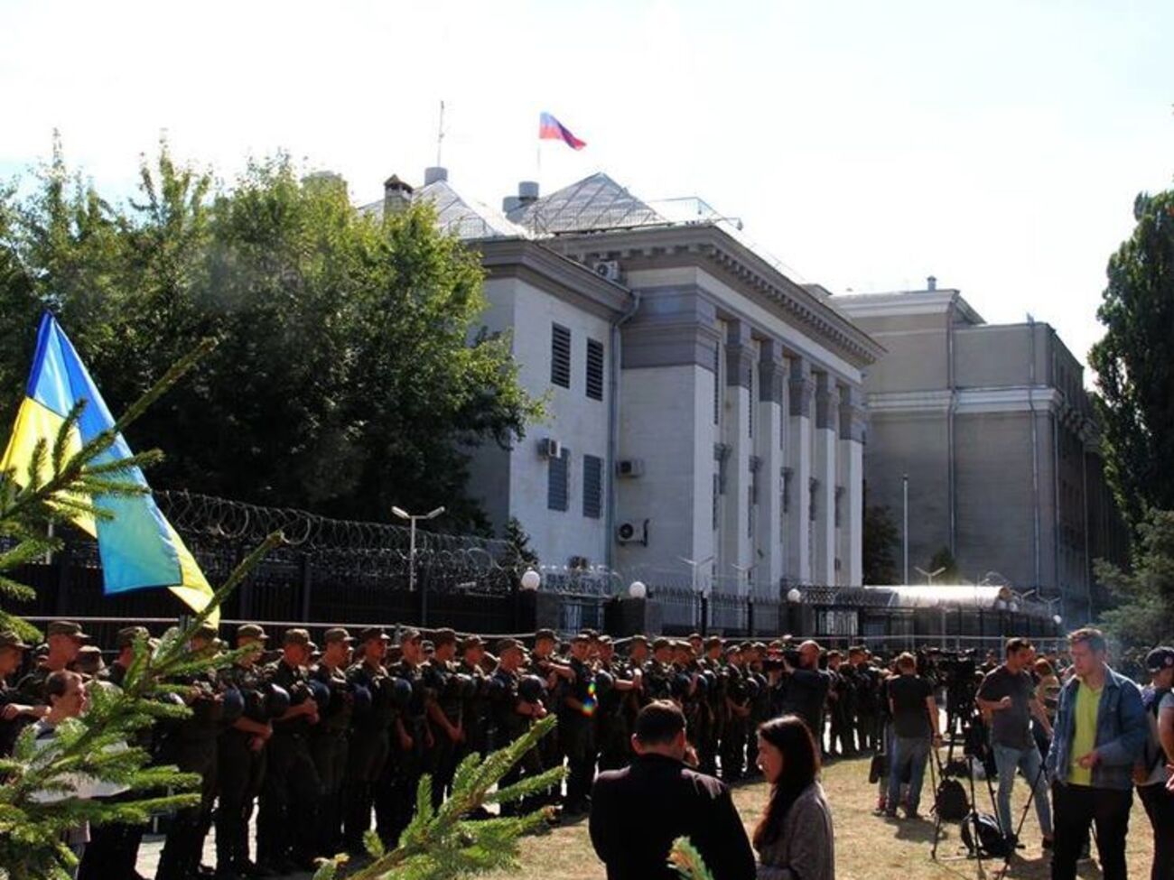 Стычки под столичным посольством РФ продолжаются
