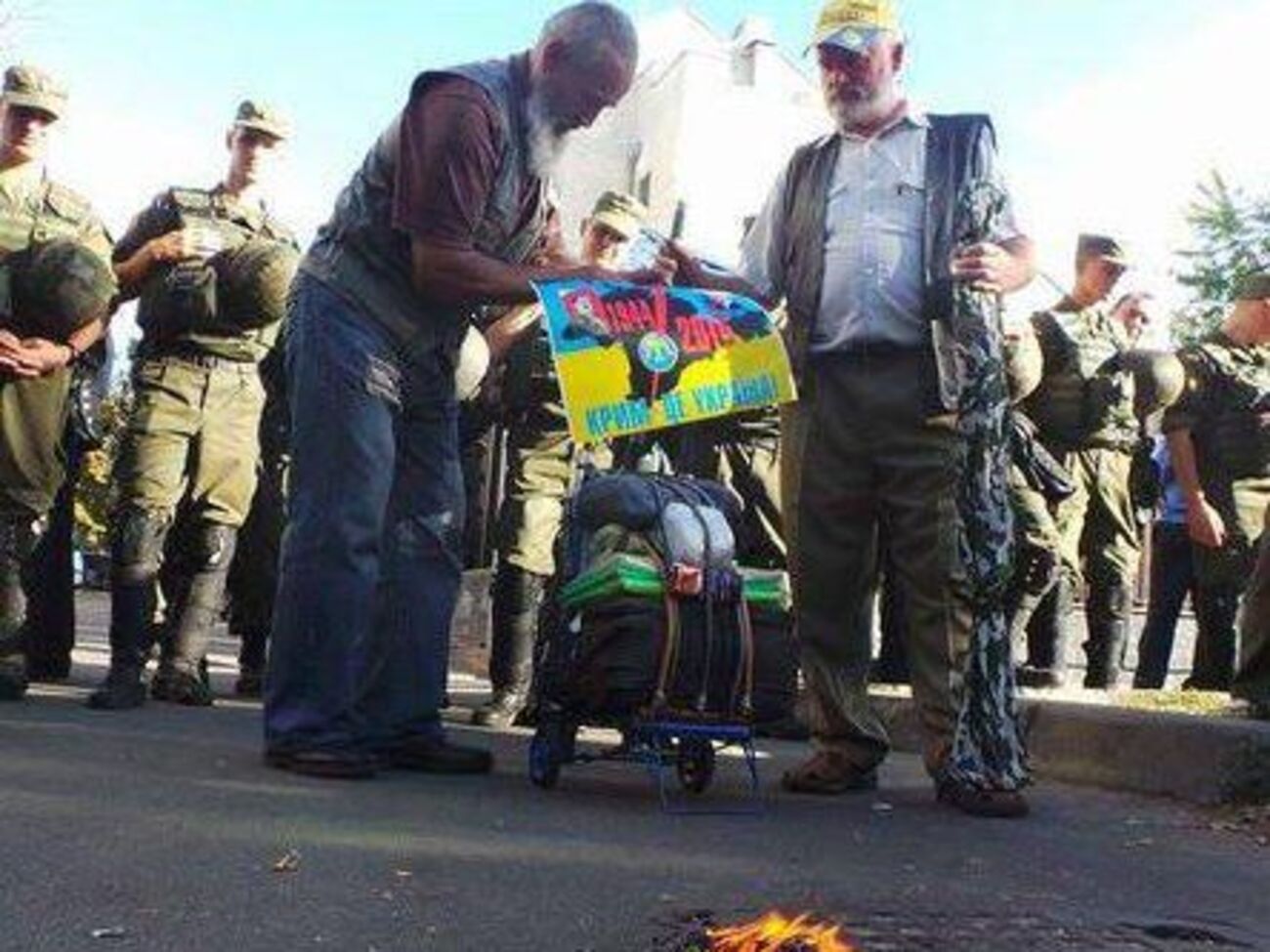 Перед уходом протестующие сожгли флаг России