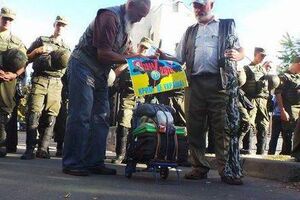 Перед уходом протестующие сожгли флаг России