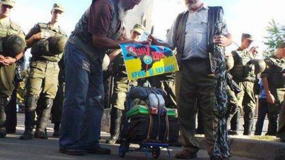 Перед уходом протестующие сожгли флаг России