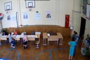 Наблюдатели прикрывают урну для голосования во время вброса бюллетеней