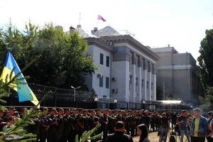Днем возле российского посольства произошли стычки между протестующими и полицией