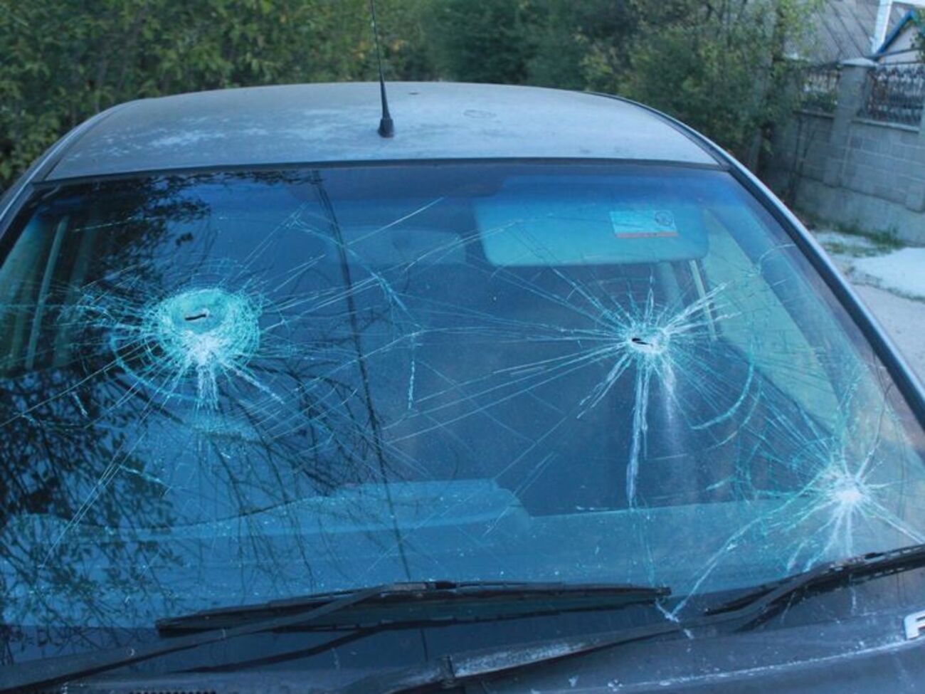 Яна Гончарова опубликовала фотографии своего изуродованного автомобиля