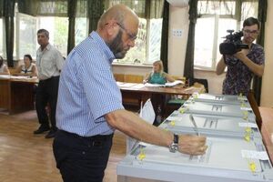 Глава севастопольского избиркома Валерий Медведев голосует на выборах