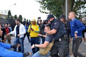 Чучело Путина и стычки с полицией: как прошел день выборов в Госдуму РФ в Украине. Фоторепортаж