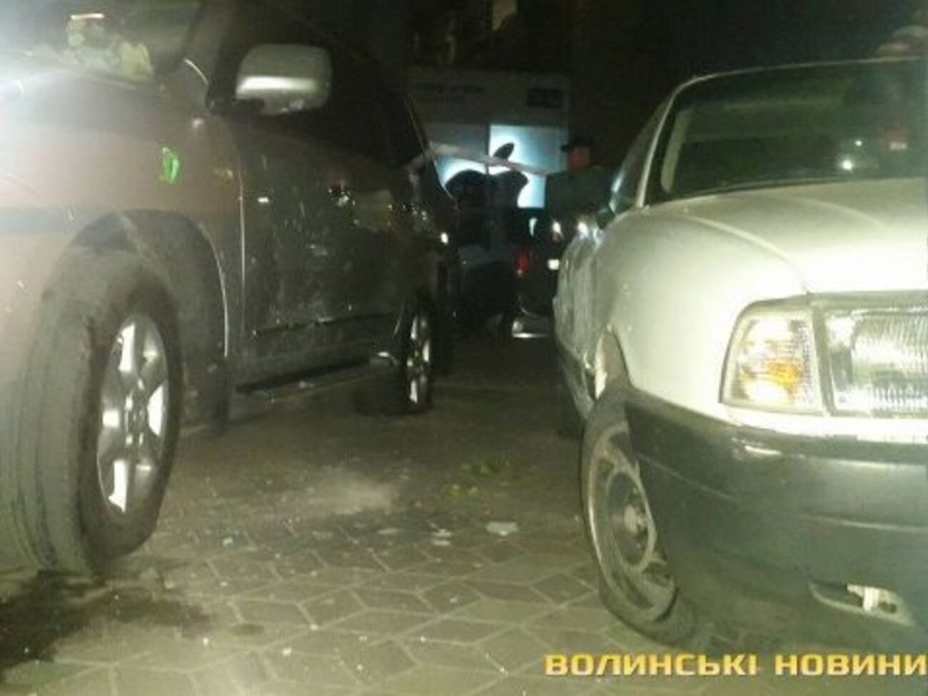 Машины были припаркованы возле торгового центра