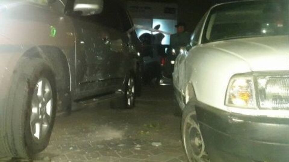 Машины были припаркованы возле торгового центра